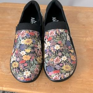 NWOT Alegria slip resistant shoes